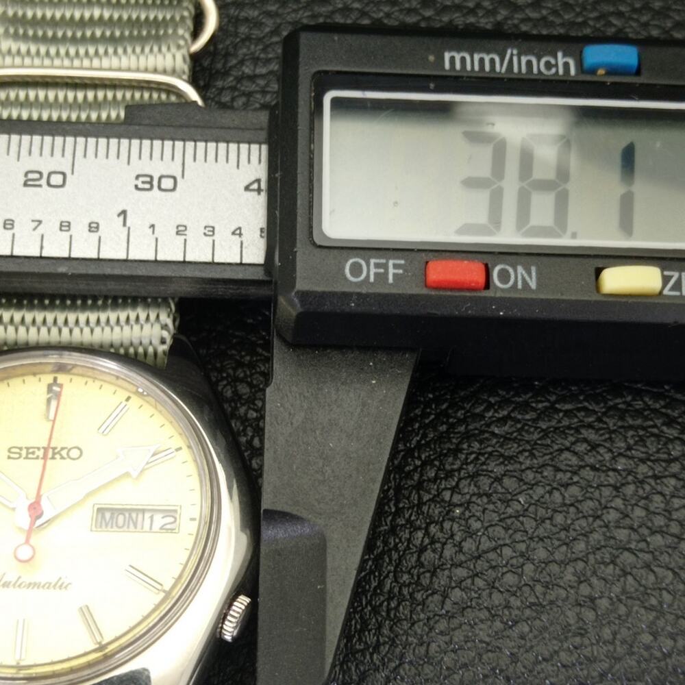 Vintage 1984 Seiko Automatic Mens Silver Watch W/daydate & Green accents - Picture 7 of 8
